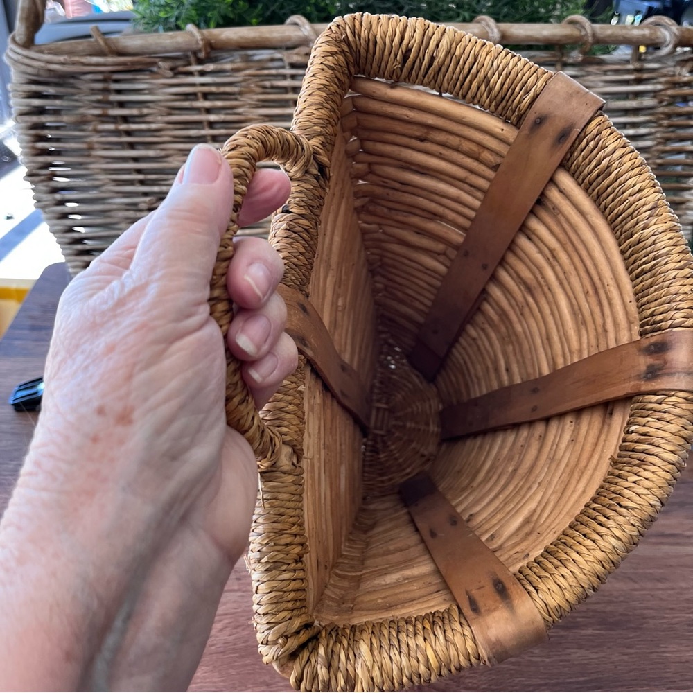 Vintage Rustic Woven rattan hanging wall Basket - Picture 4 of 5